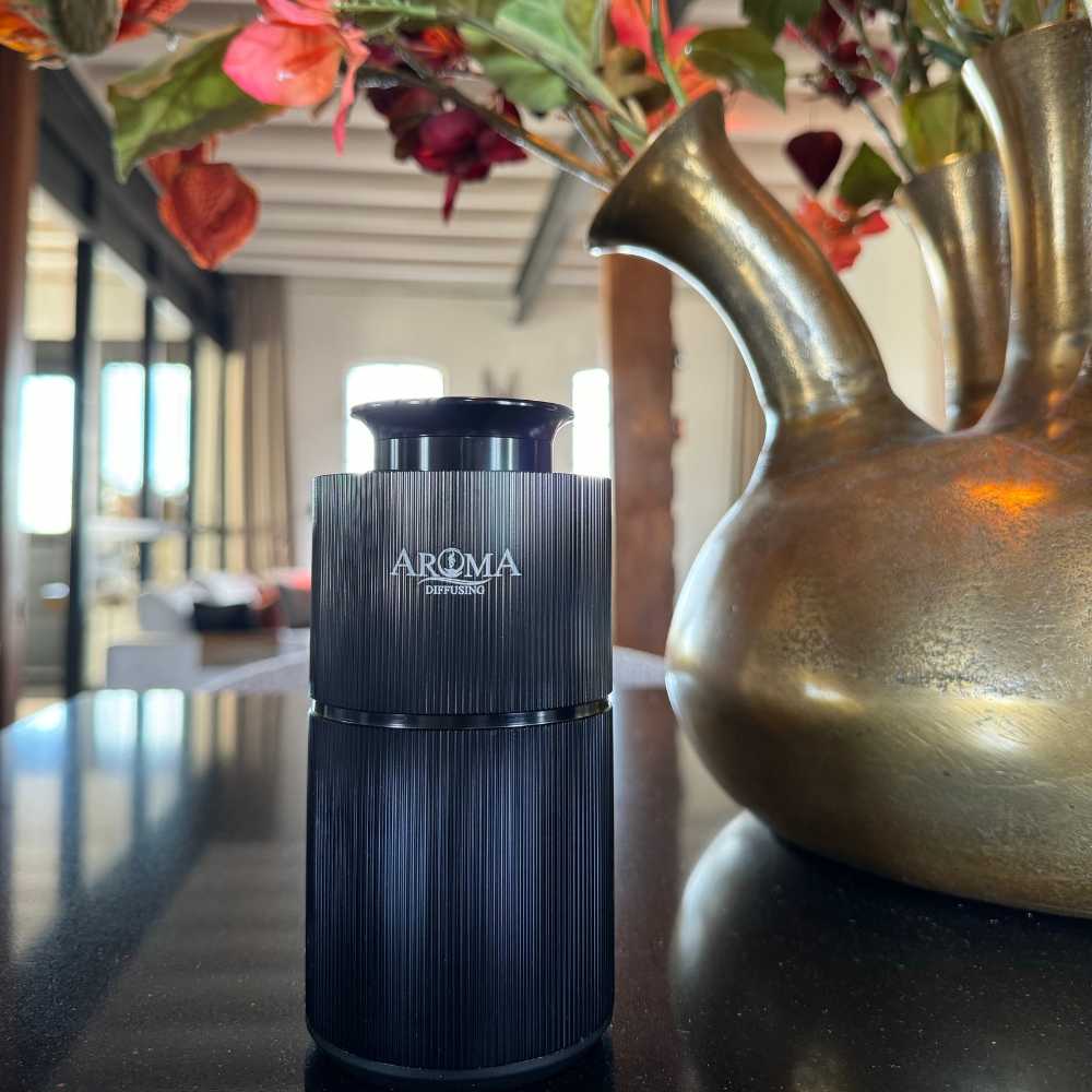 Zwarte AromaDiffusing Mini op een tafel